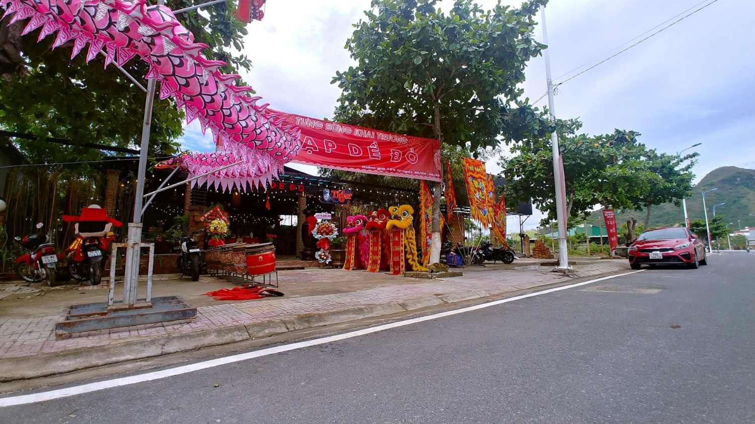 KHAI TRƯƠNG NH TẠP DỀ ĐỎ