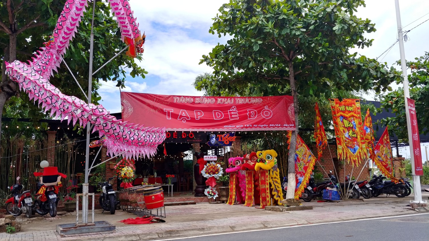 KHAI TRƯƠNG NH TẠP DỀ ĐỎ