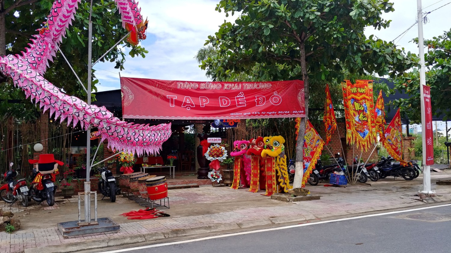 KHAI TRƯƠNG NH TẠP DỀ ĐỎ