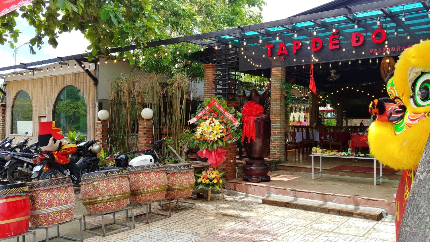 KHAI TRƯƠNG NH TẠP DỀ ĐỎ