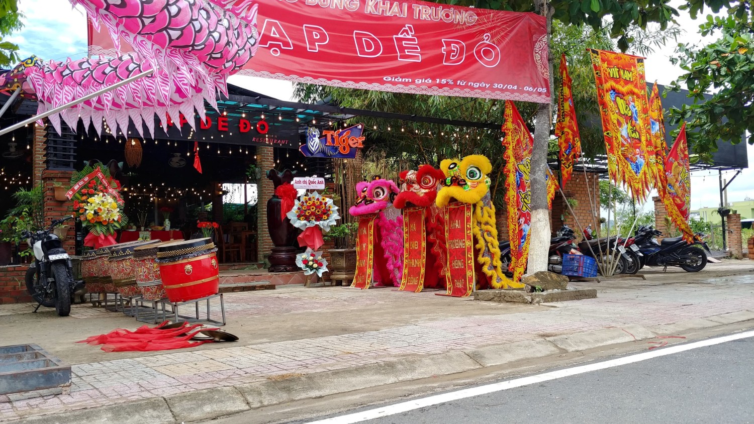 KHAI TRƯƠNG NH TẠP DỀ ĐỎ